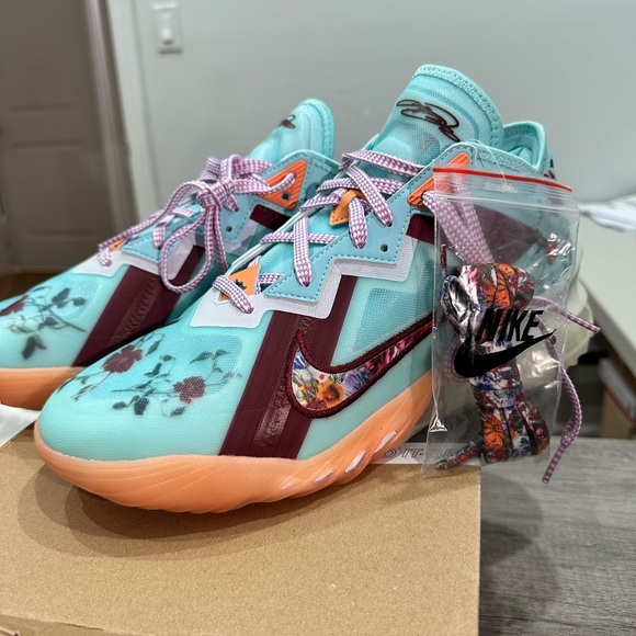 Nike Athletic Shoes Blue and Orange Dynamic Design - Picture 1 of 7